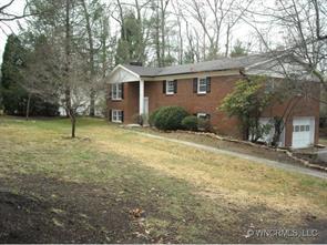219 Castleton Ln., Hendersonville, NC 28791