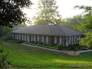 2 Lakeview Circle, Hendersonville, NC 28729