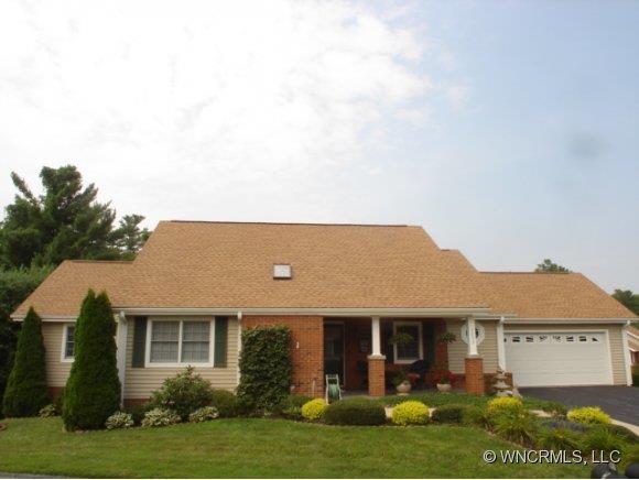 1052 Saddlebrook Dr, Hendersonville, NC 28739