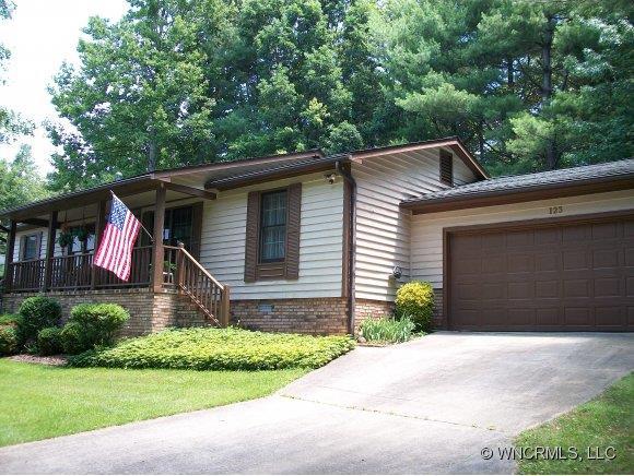 123 Cinnamon Way, Flat Rock, NC 28731