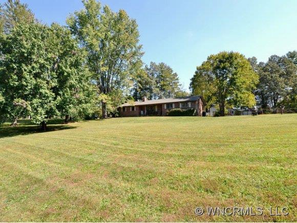 136 Grandview Ln., Hendersonville, NC 28791