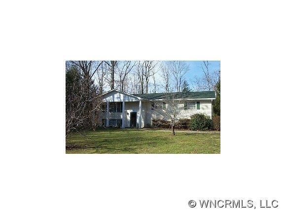 215 Castleton Ln, Hendersonville, NC 28791
