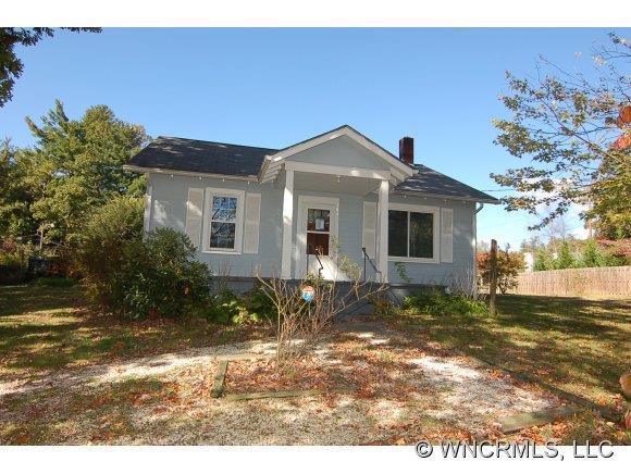 704 Davis Cir., Hendersonville, NC 28791