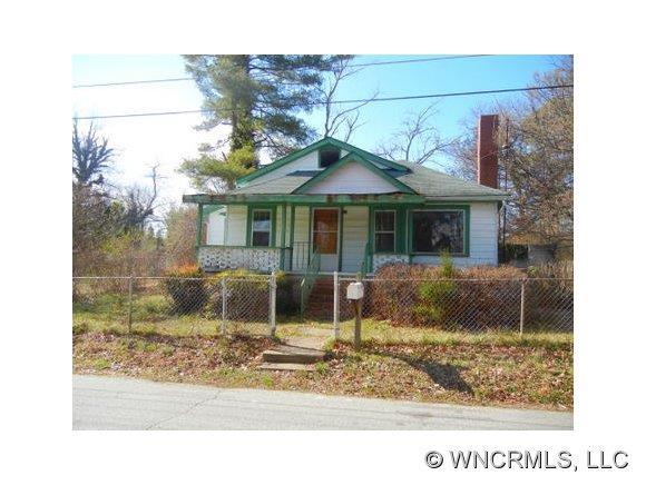 821 N. Oak St., Hendersonville, NC 28791