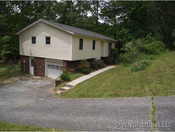 16 Laurel Hill Drive, Hendersonville, NC 28742