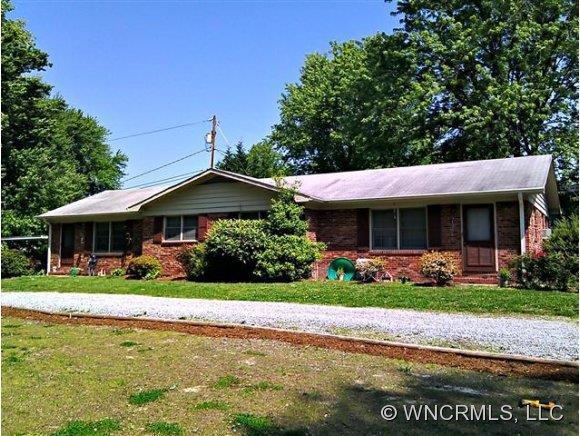 527 Glasgow Lane, Hendersonville, NC 28739
