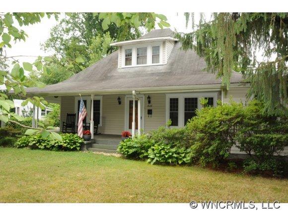 628 Willow Rd, Hendersonville, NC 28739