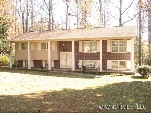 212 Castleton Ln., Hendersonville, NC 28791