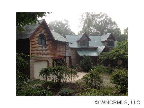 157 Garden Hollow Ln., Hendersonville, NC 28739