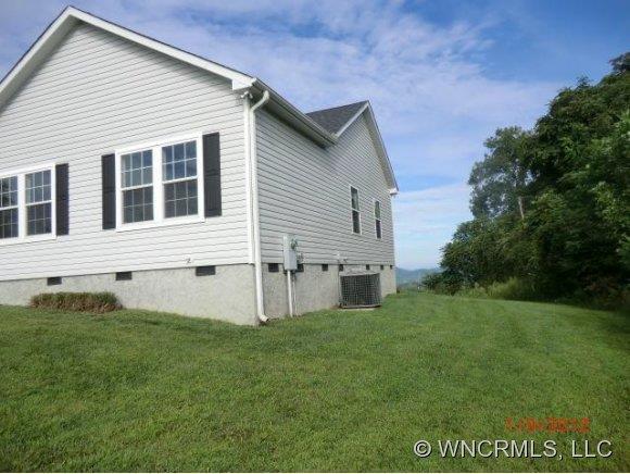 209 Sharon Hill Dr., Hendersonville, NC 28792