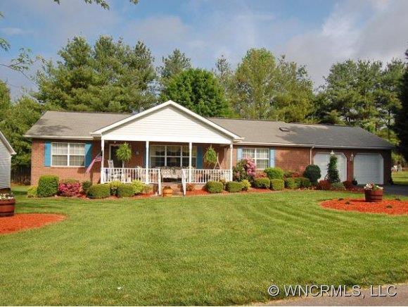 16 Meadow Drive, Hendersonville, NC 28742