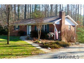 216 Castleton Ln., Hendersonville, NC 28791
