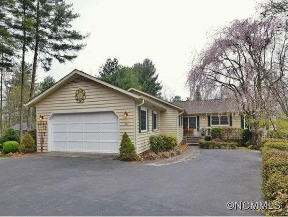 207 Merriwood Lane, Hendersonville, NC 28791