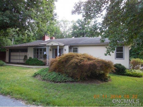 701 Oak Terrace Ln., Hendersonville, NC 28791