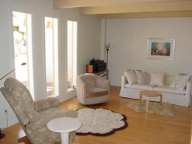 1017 E Buena Vista Dr., Tempe, AZ 85284