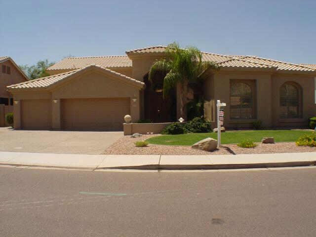1733 E South Fork Dr., Phoenix, AZ 85048