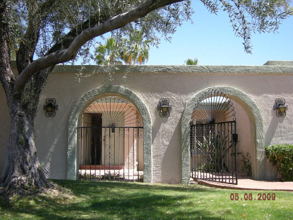 2827 E Calaveros Dr., Phoenix, AZ 85028