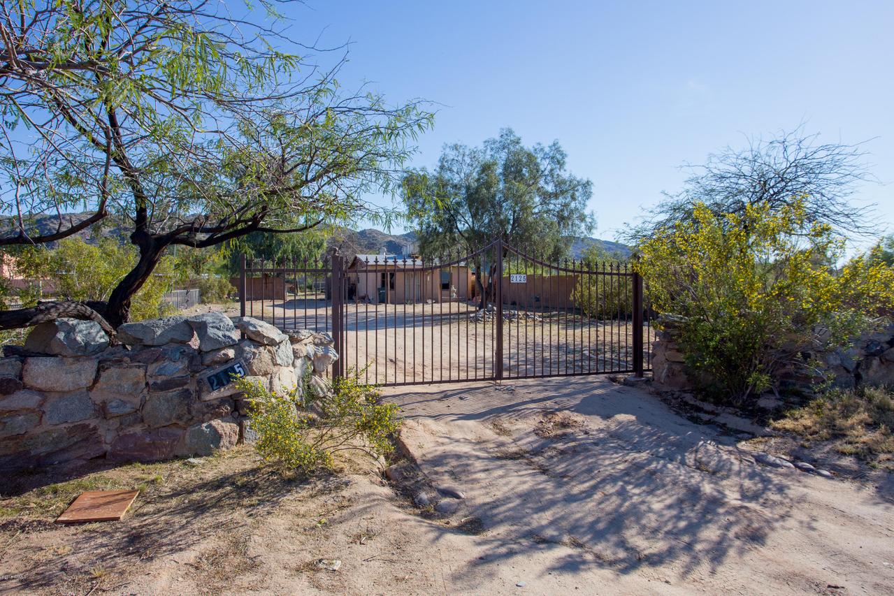 2125 E Desert Ln., Phoenix, AZ 85042