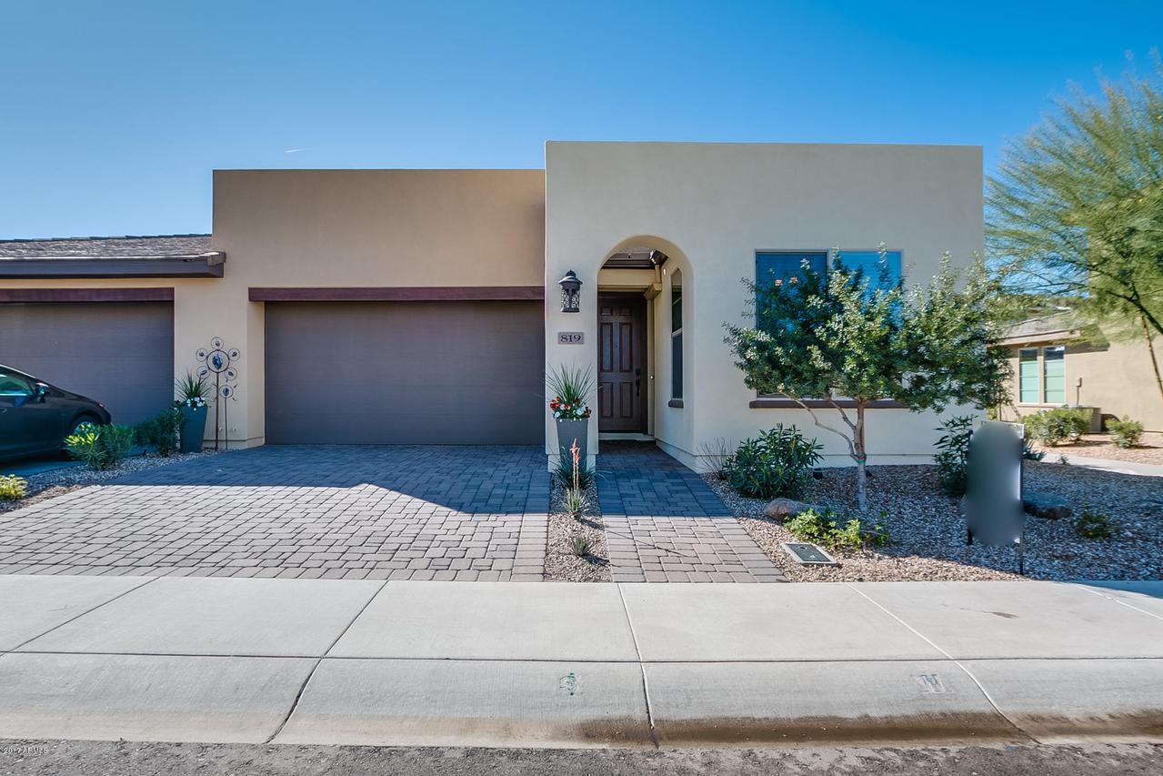 819 E Silversword Ln., San Tan Valley, AZ 85140
