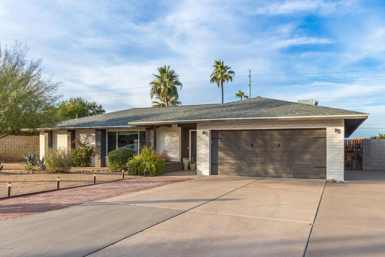 2702 E Cannon Dr., Phoenix, AZ 85028