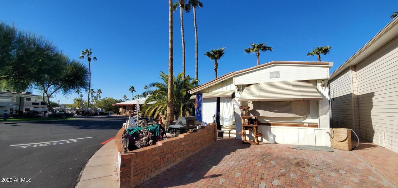 922 Debonair Cir., Mesa, AZ 85205
