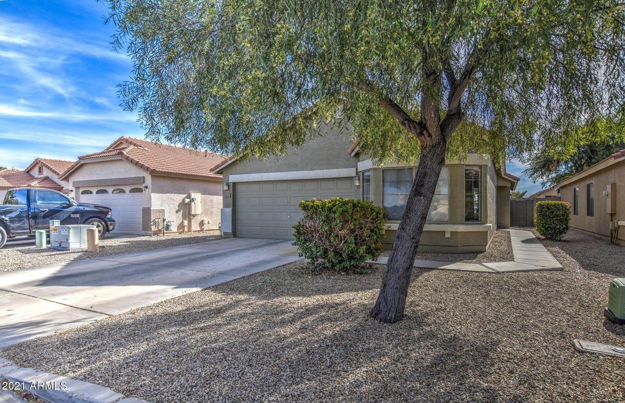 1011 E Santa Fiore St., San Tan Valley, AZ 85140