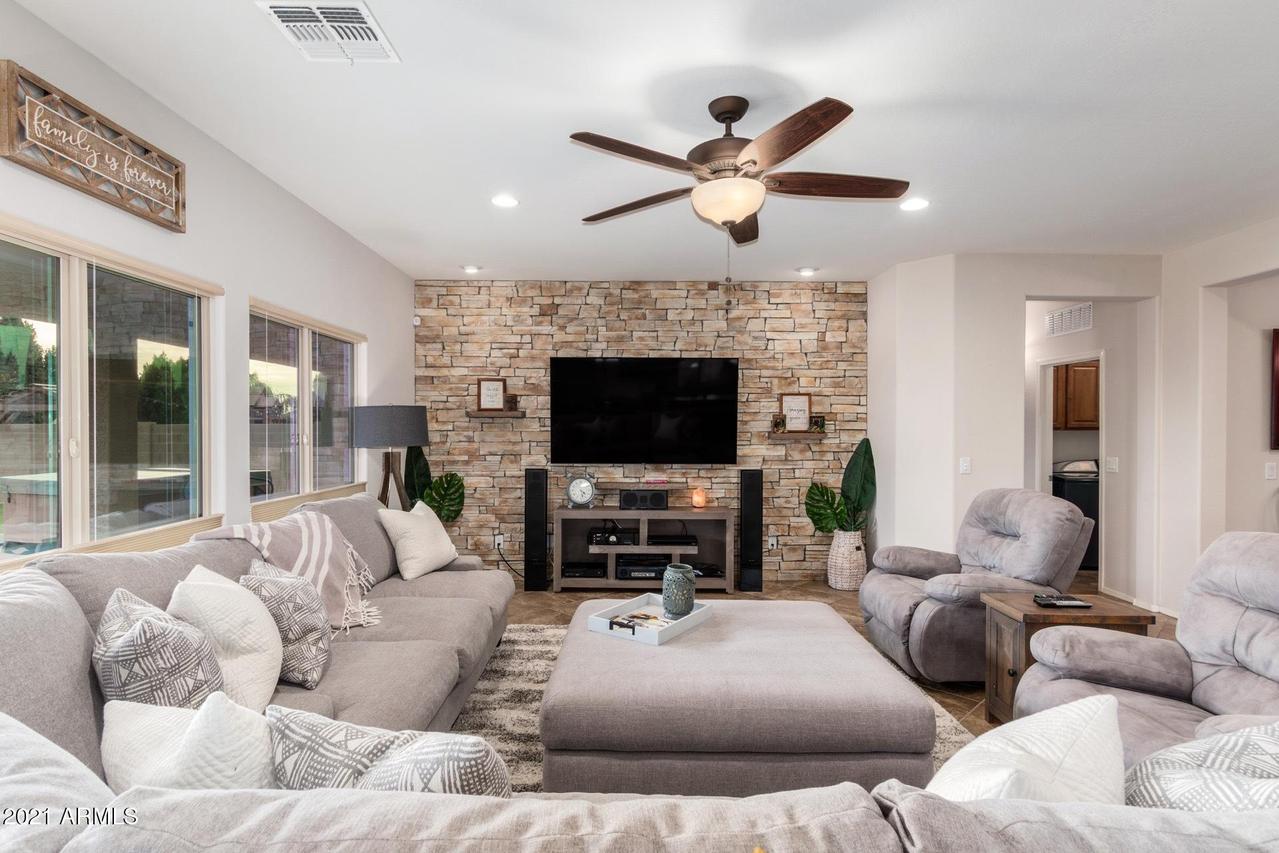 9911 W Jessie Ln., Peoria, AZ 85383