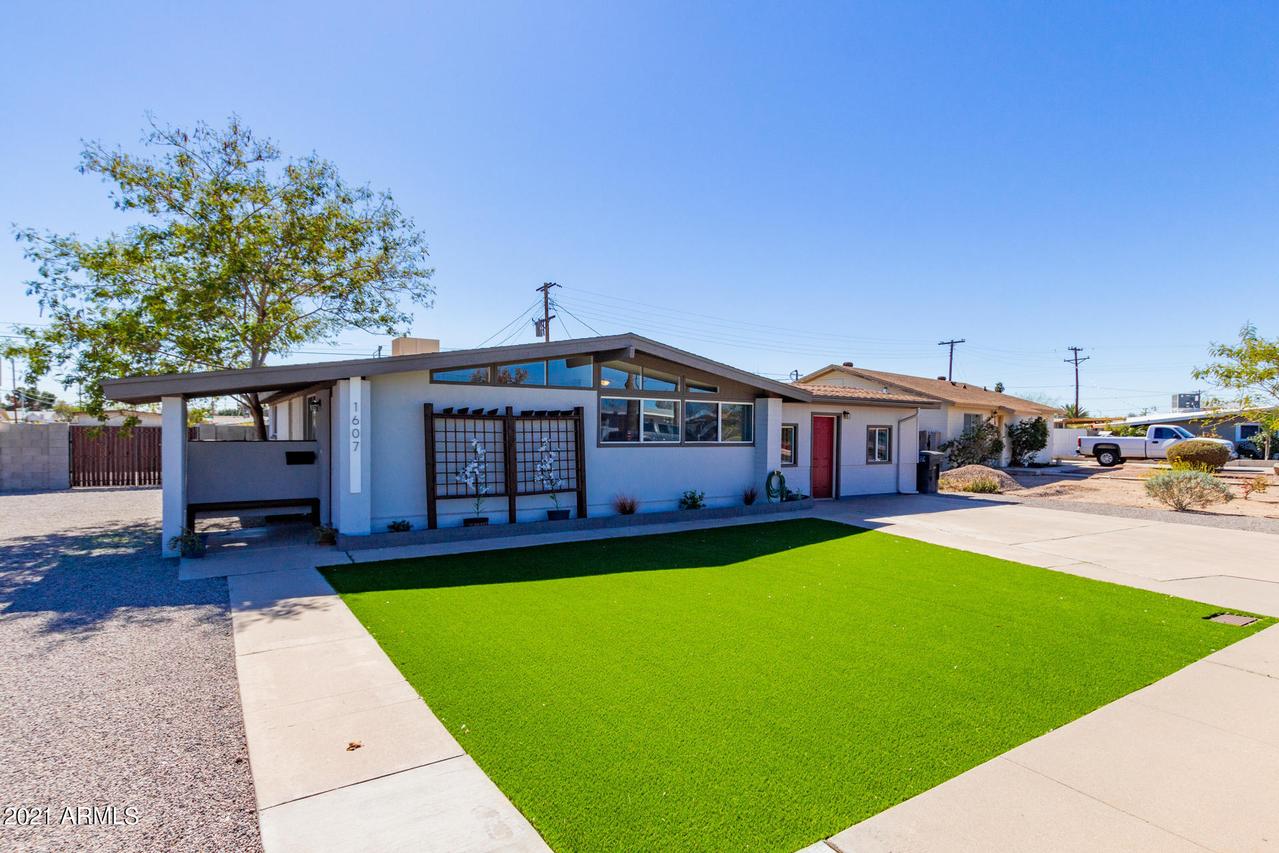 1607 W Dell Cir., Mesa, AZ 85201