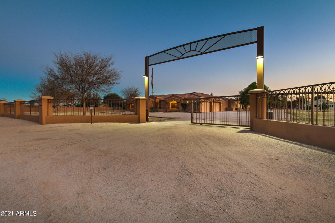 911 W Lenora Way, San Tan Valley, AZ 85140