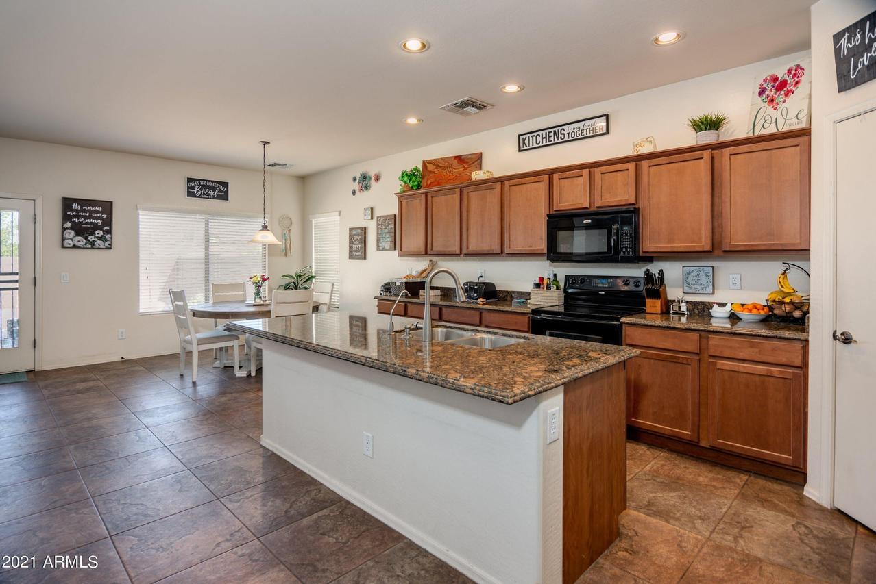 1248 W Desert Hollow Dr., San Tan Valley, AZ 85143