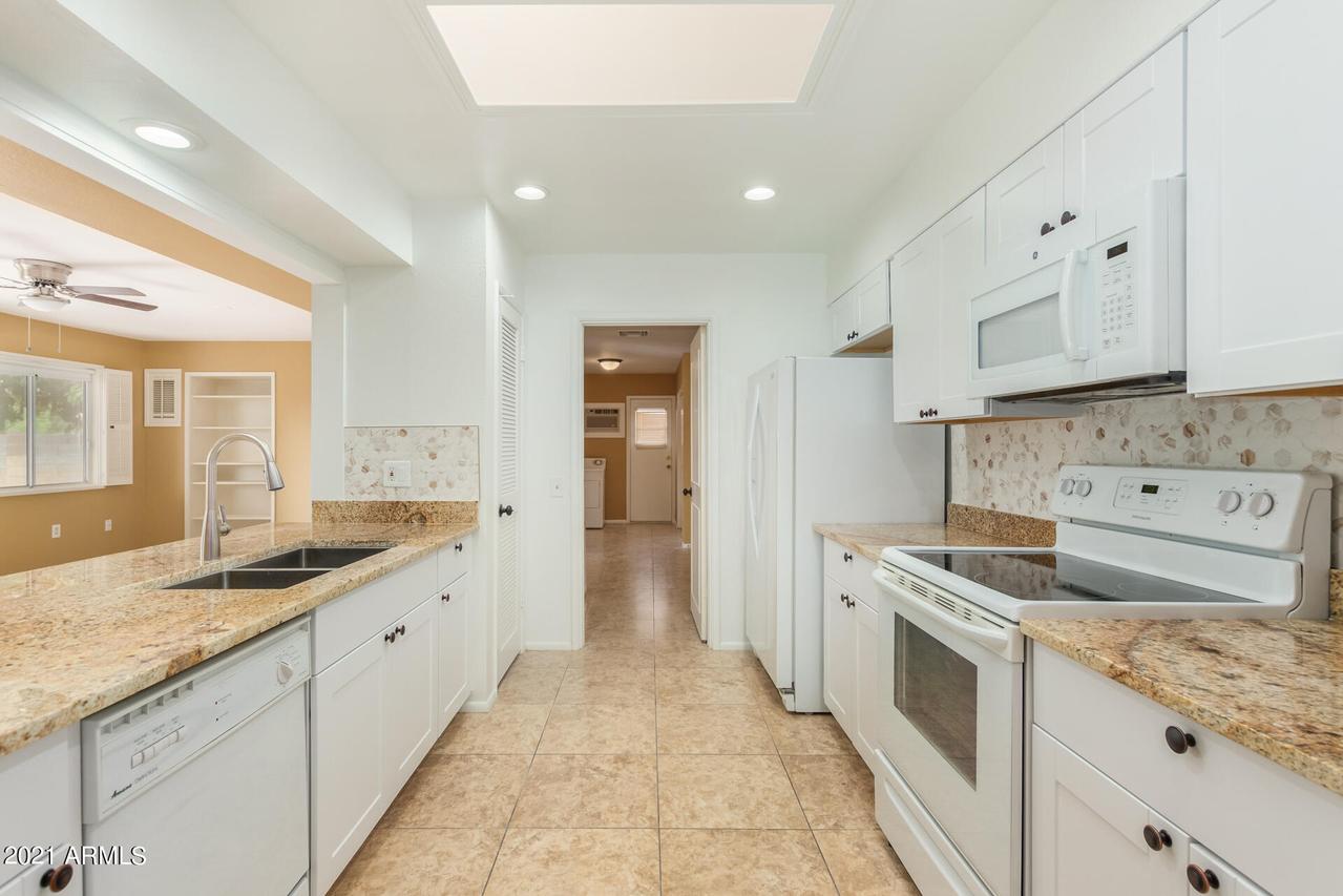 9425 W Rolling Hills Dr., Sun City, AZ 85351