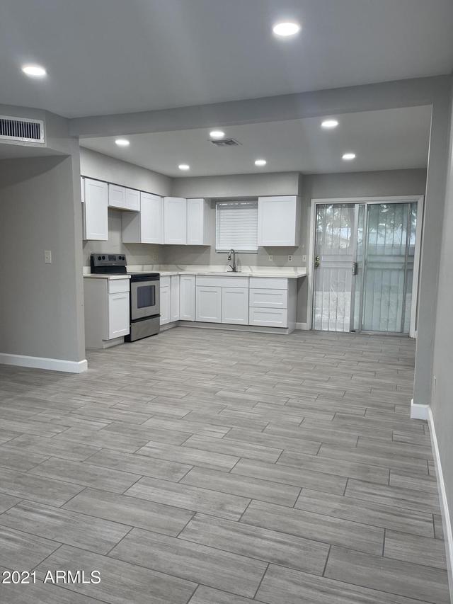 8617 S 9th St., Phoenix, AZ 85042