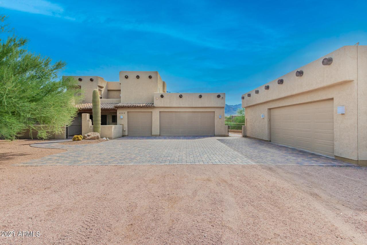 1337 N Roadrunner Rd., Apache Junction, AZ 85219