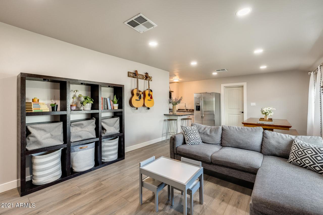 5817 S 17th St., Phoenix, AZ 85040