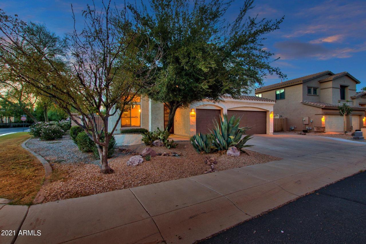 814 E Aquarius Pl., Chandler, AZ 85249