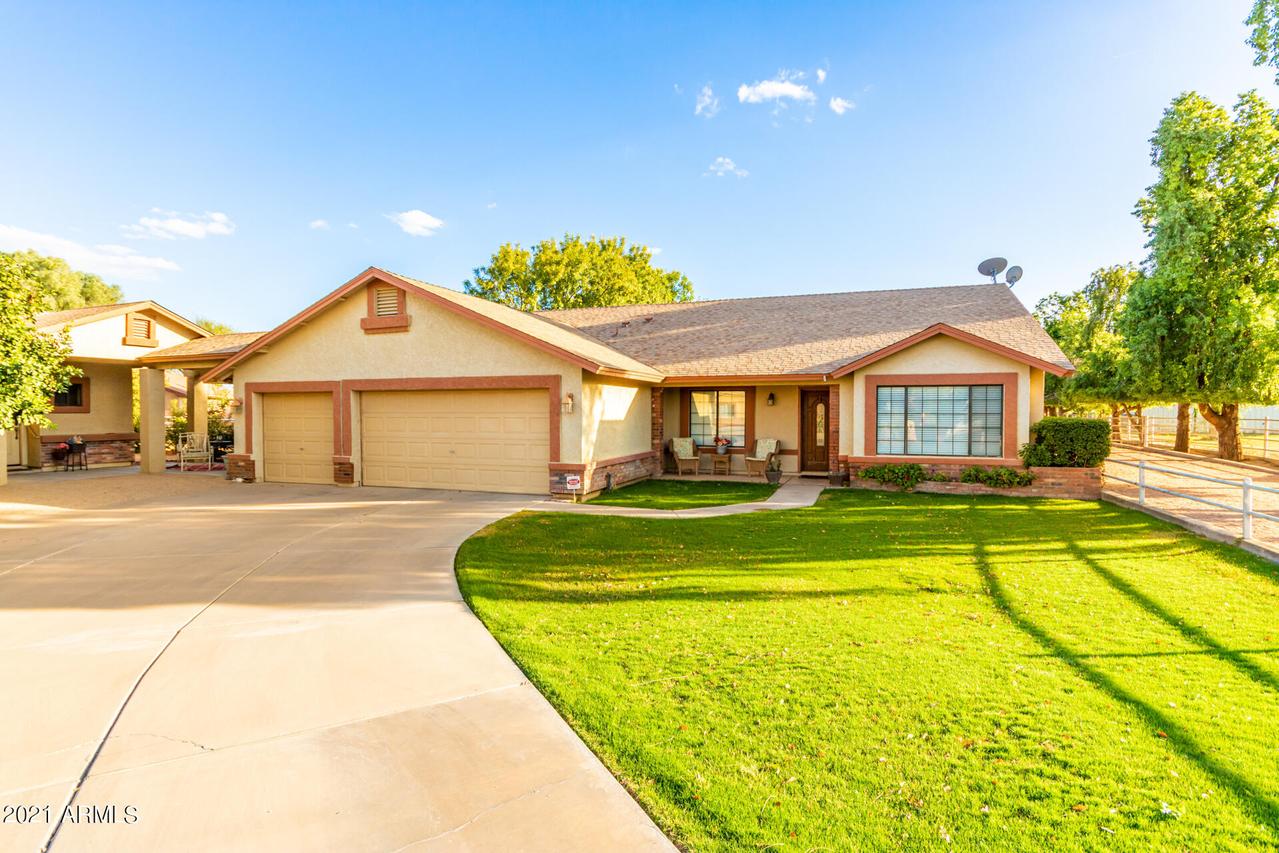 8643 E Waterford Cir., Mesa, AZ 85212