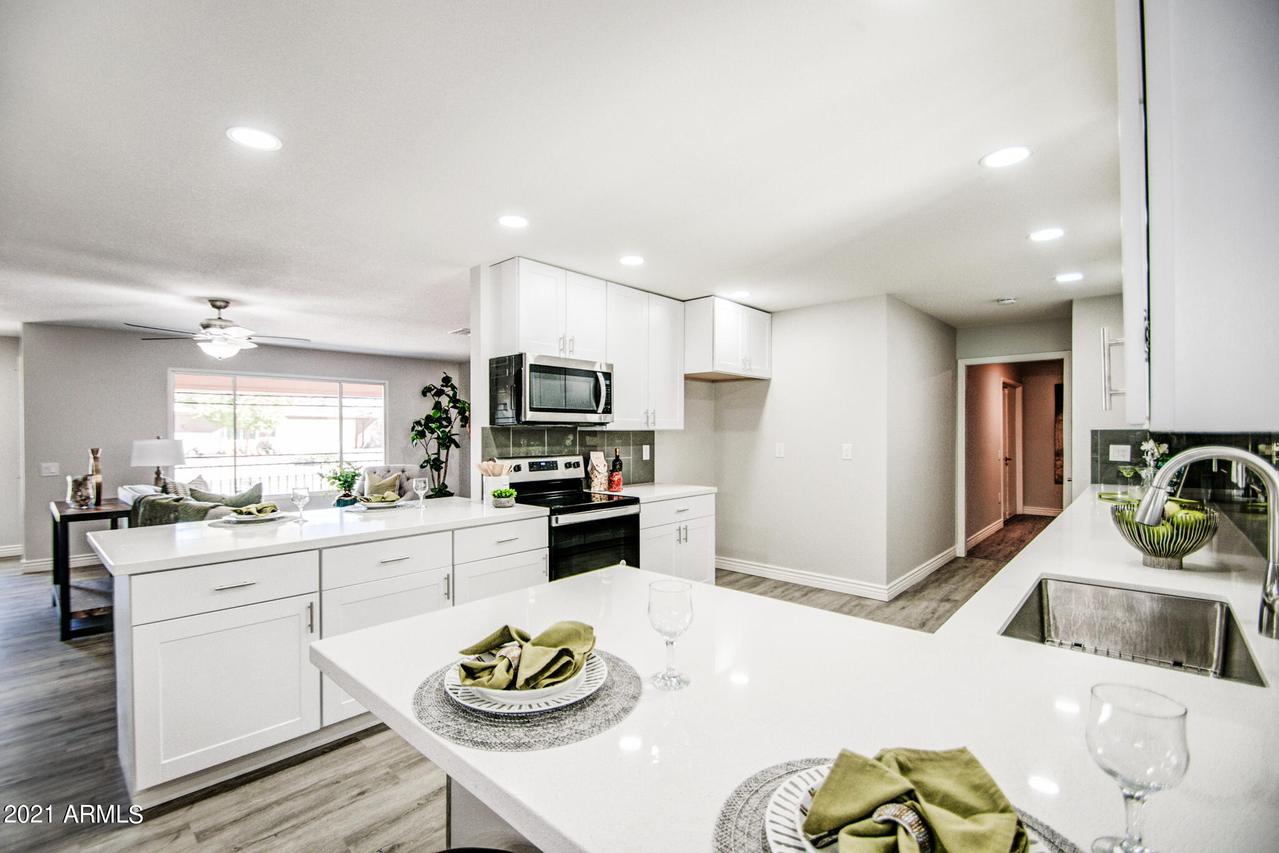 17018 N 95th Dr., Sun City, AZ 85373