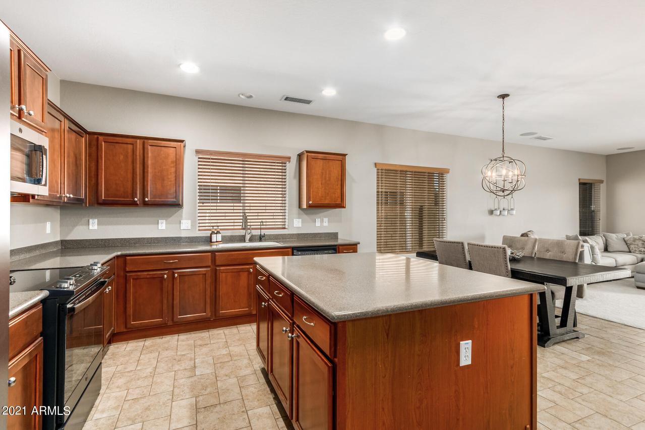 703 E Volk Ln., San Tan Valley, AZ 85140