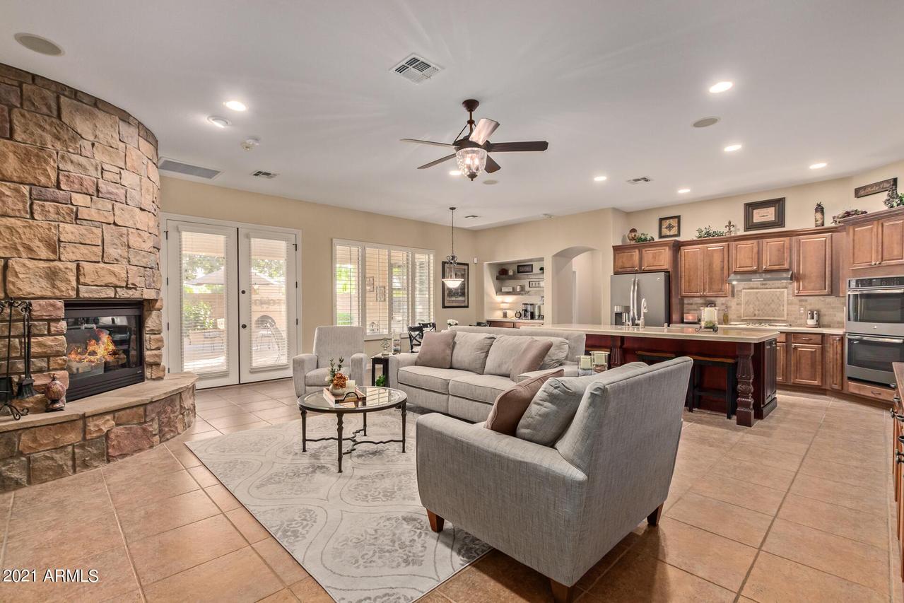 2409 W Barbie Ln., Phoenix, AZ 85085