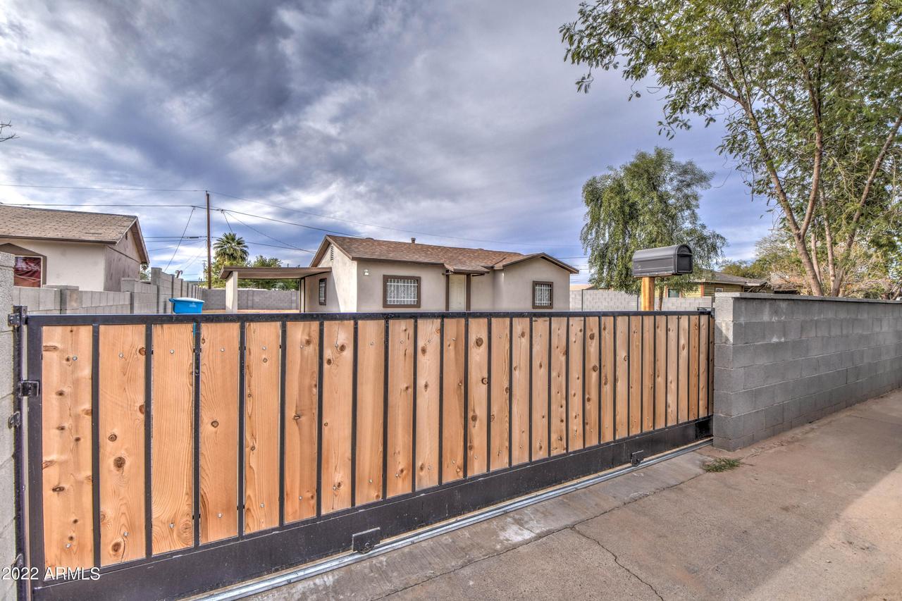 4 S 27th Dr., Phoenix, AZ 85009