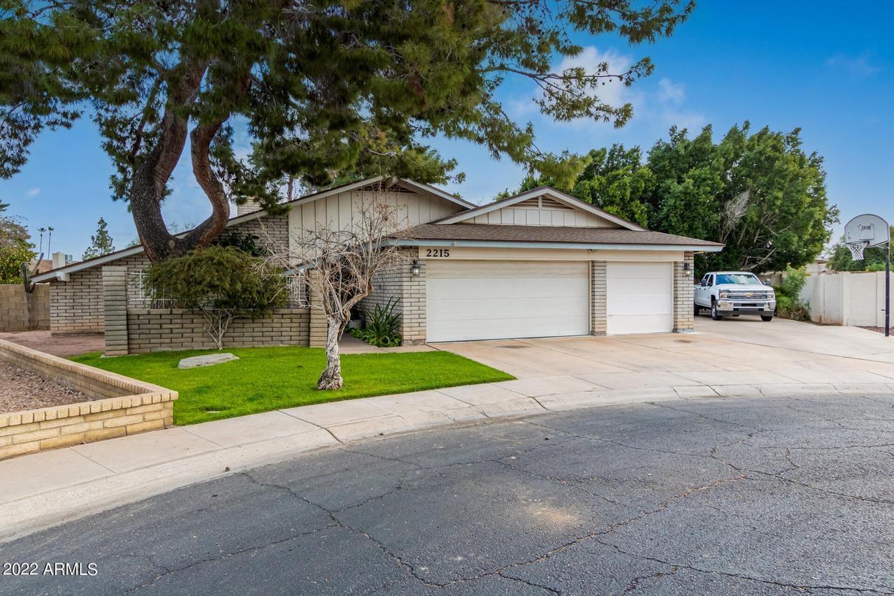 2215 S Johnson Cir., Mesa, AZ 85202