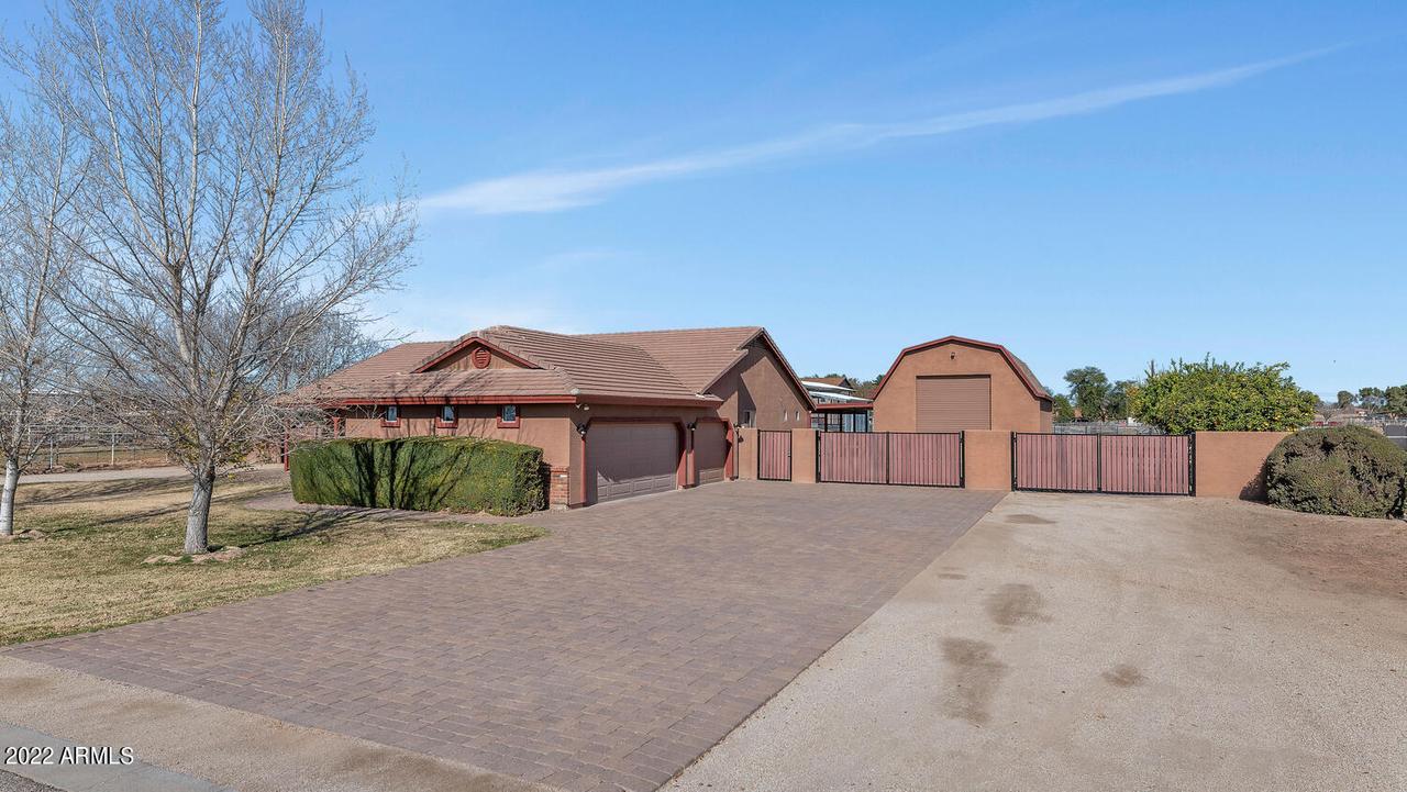 1670 E Country Ln., Gilbert, AZ 85298