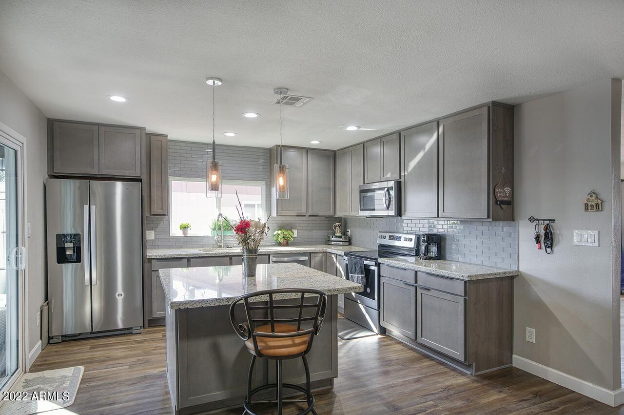 9761 N 67th Dr., Peoria, AZ 85345