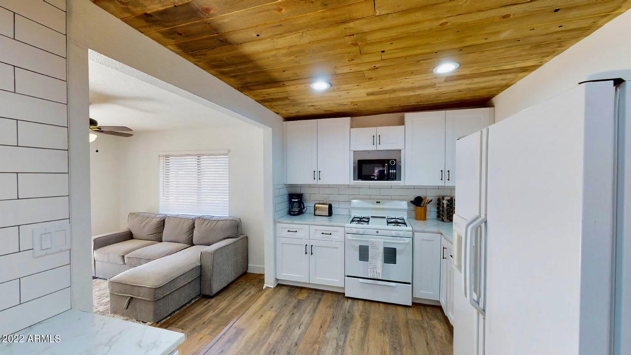 2878 Holiday Forest Dr., Overgaard, AZ 85933