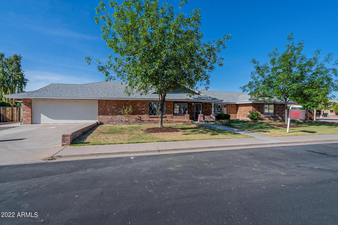 2902 E Glencove St., Mesa, AZ 85213