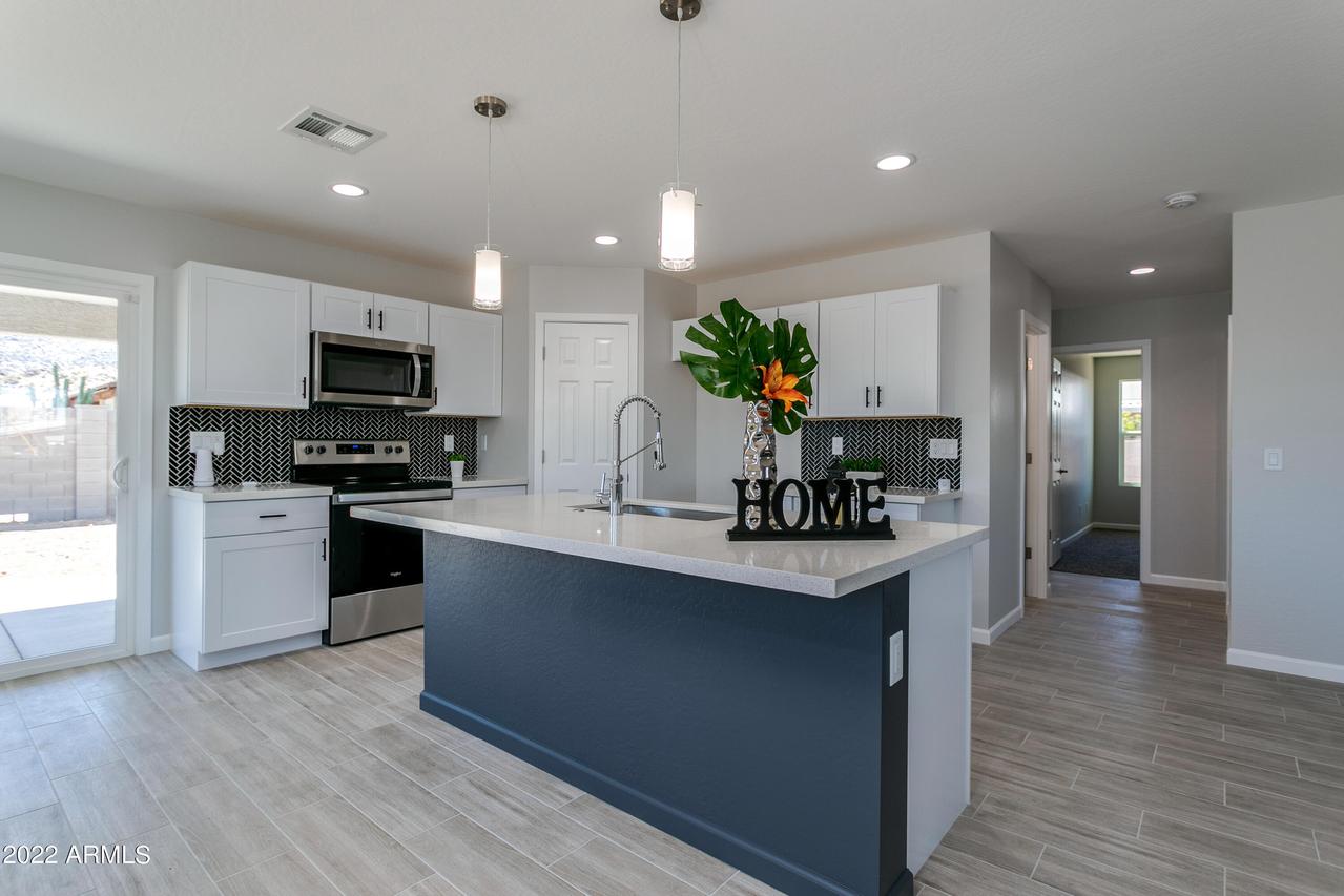 9609 S 10th Ave., Phoenix, AZ 85041