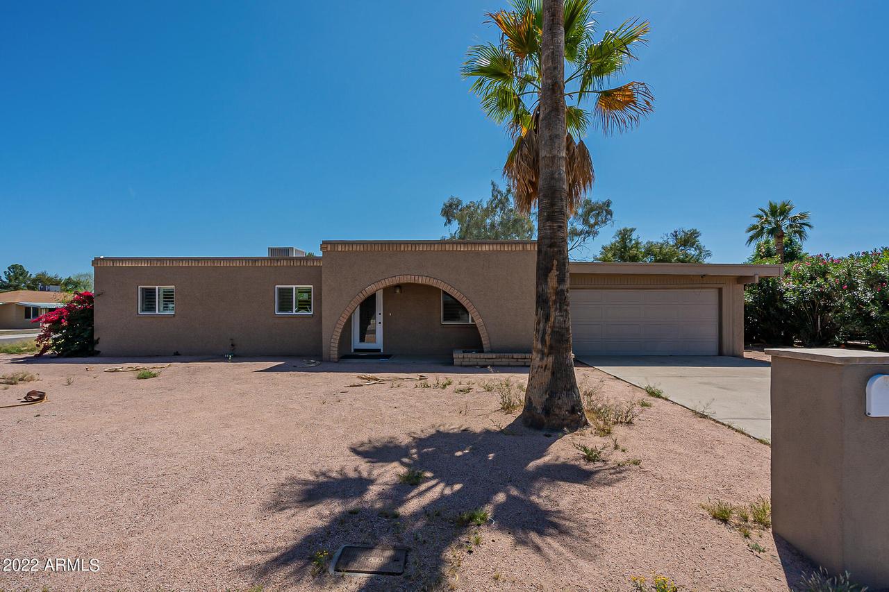 2943 E Laurel Ln., Phoenix, AZ 85028