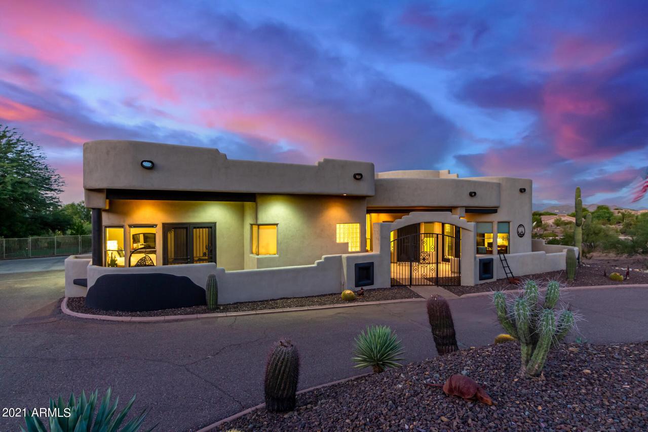 16 W Night Glow Dr., Phoenix, AZ 85085