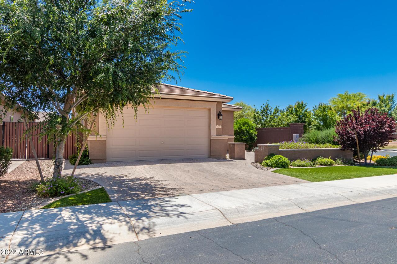 515 W Flame Tree Ave., San Tan Valley, AZ 85140