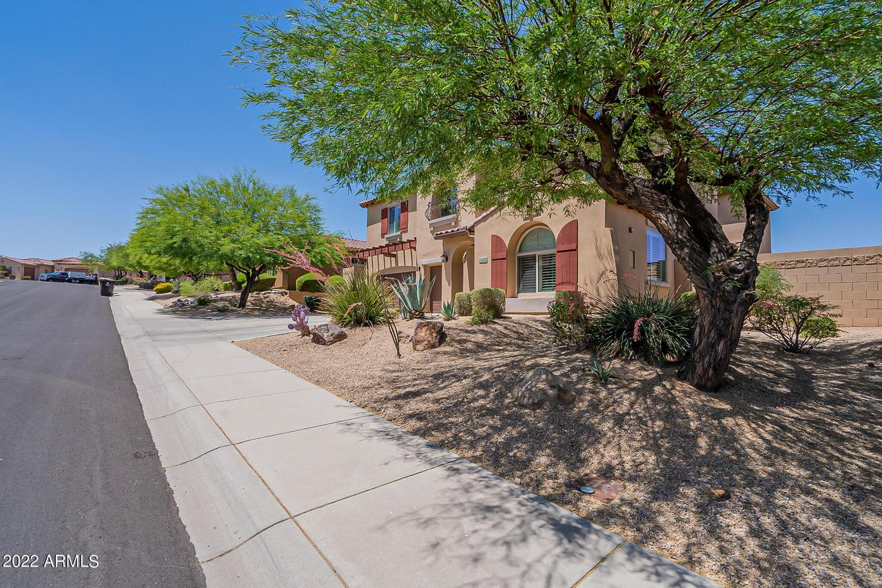 8638 W Briles Rd., Peoria, AZ 85383
